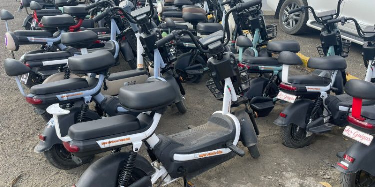 Menores transitan en motonetas eléctricas en centro de Santiago