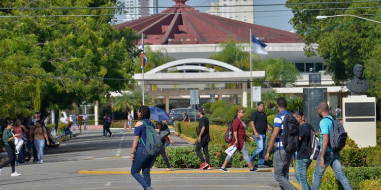 Universitarios se inclinan por carreras con menos demanda en el mercado laboral