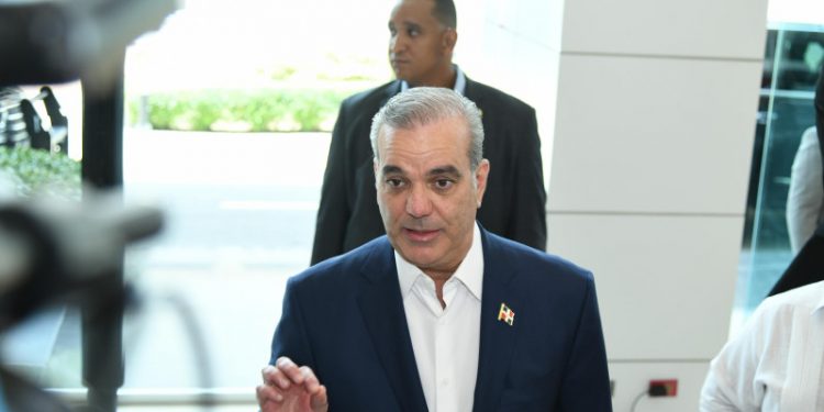 Los 3 factores de los apagones, dice Abinader: Tardanza en entrada de nuevos megas, alta demanda y sargazo