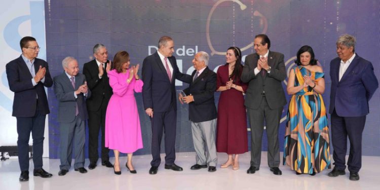 Hospital reconoce trayectoria del doctor Castaños Guzmán