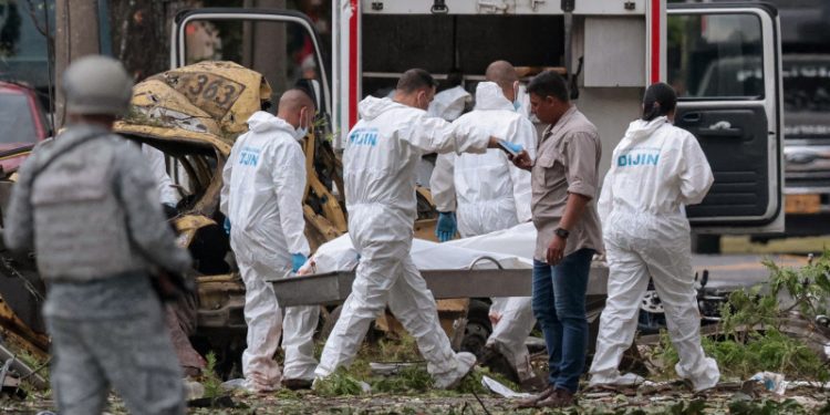 Al menos cinco muertos y 36 heridos en atentado contra base aérea colombiana