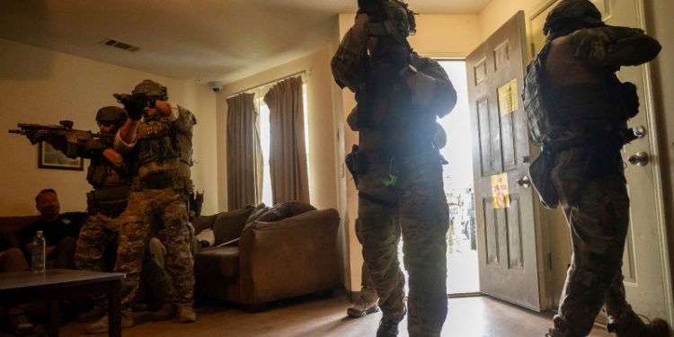 Cuatro maneras en que ICE capacita a agentes nuevos