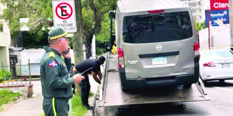TSA rechaza acción contra cobro de multas y costo grúa por mal estacionamiento
