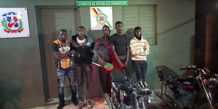 Detienen 12 haitianos indocumentados a bordo de motocicletas en Dajabón