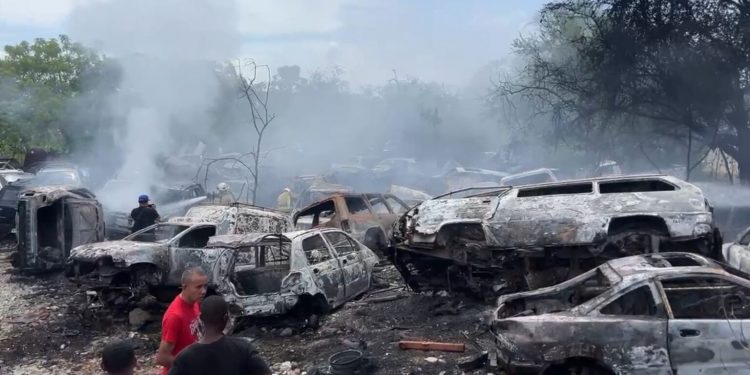 Voraz incendio consume más de 60 vehículos en taller de Aguayo, SFM