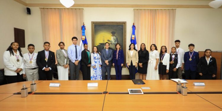 Vicepresidenta recibe a estudiantes dominicanos galardonados con el Premio al Mérito Escolar 2025