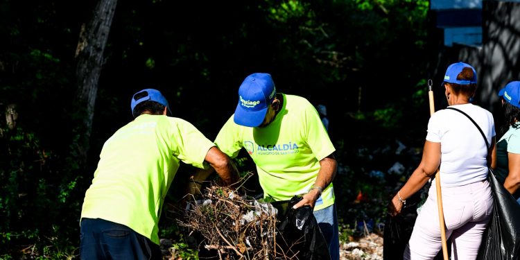 Alcaldía de Santiago interviene Nueva York Chiquito con operativo de limpieza profunda