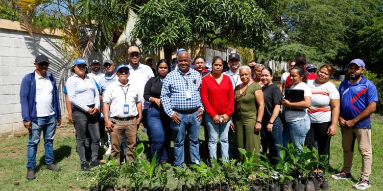 Alcaldía de Santiago realiza operativo de limpieza y embellecimiento en el Centro Educativo Isabel Rosalba Torres
