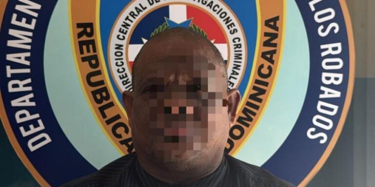 Arrestan a falso pastor por liderar red de falsificación de matrículas en Santiago