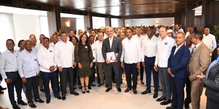 Presidente Abinader anuncia RD$4,000 millones para aceras y contenes en todo el país a través de la Liga Municipal