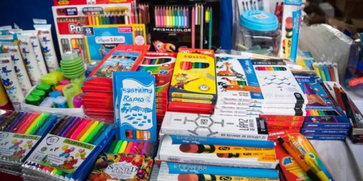 Pro Consumidor supervisa la venta de útiles escolares para prevenir publicidad engañosa