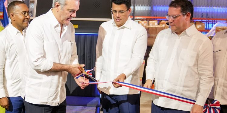 Presidente Abinader y Sanz Lovatón inauguran terminal courier para manejo de mercancía en el AILA
