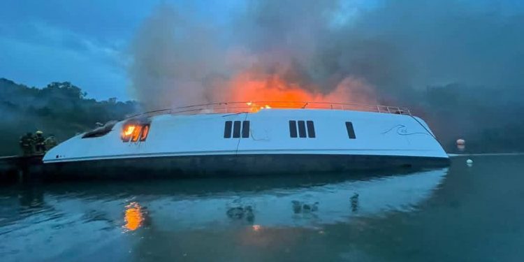 Empresario Fernando Capellán dice embarcación se incendio tras impacto de rayo en la Bahía de Luperón
