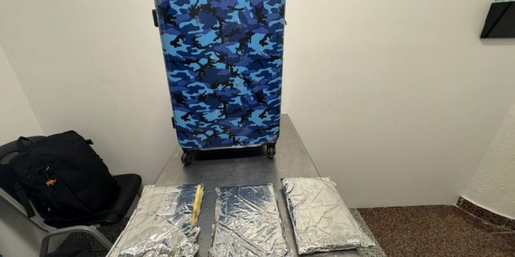 Detienen extranjero intentó viajar a España con tres láminas de presunta cocaína oculta en maleta