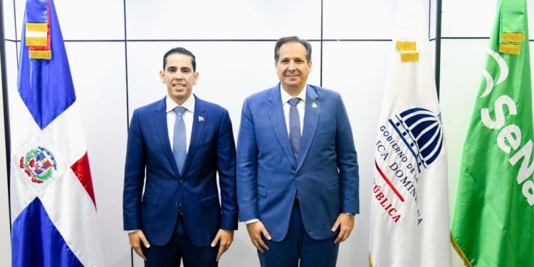 Víctor Atallah juramenta a Edward Guzmán como nuevo director ejecutivo de SeNaSa