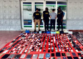 PN y Ministerio Público incautan más de 240 celulares y equipos electrónicos en allanamiento en Santiago