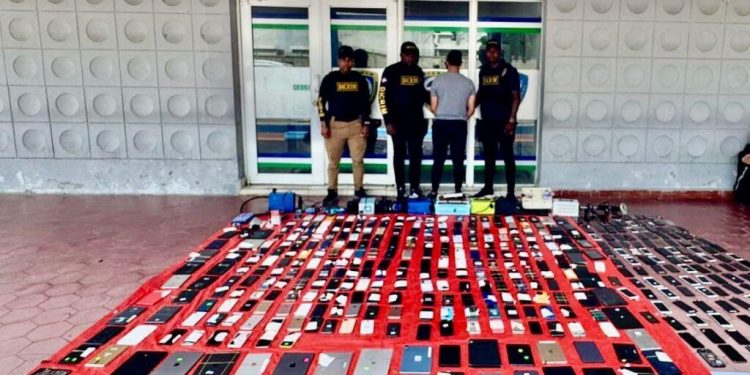 PN y Ministerio Público incautan más de 240 celulares y equipos electrónicos en allanamiento en Santiago