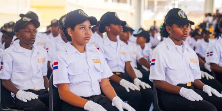 Policía Nacional gradúa a 250 jóvenes en programa comunitario en Santo Domingo Este