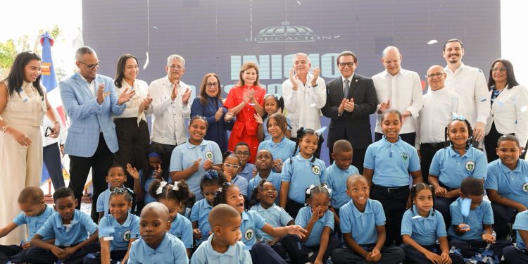 Raquel Peña abre el año escolar en Santiago y anuncia nuevas rutas del transporte estudiantil