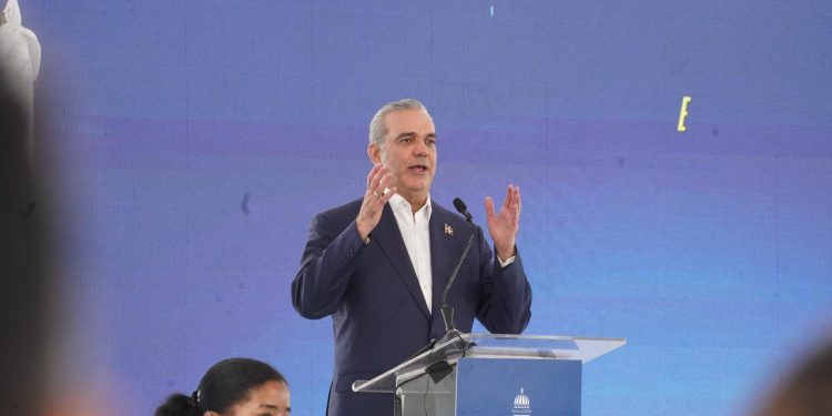 Presidente Abinader llama a los padres a acompañar y motivar a sus hijos en el nuevo año escolar 2025-2026