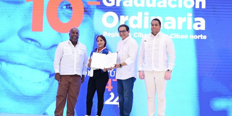 Senador Daniel Rivera resalta impacto del programa 14-24 en graduación de 1,044 jóvenes en Santiago