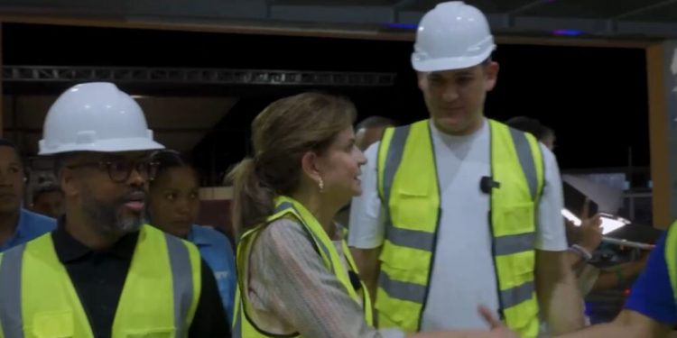 Raquel Peña llega al Inabie para verificar avance en entrega de útiles escolares