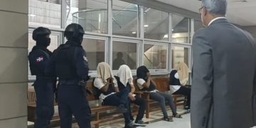 Dominicanos acusados de estafar a ancianos en EE.U.U. llegan a la SCJ con rostros cubiertos