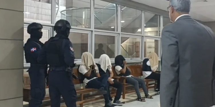 Dominicanos acusados de estafar a ancianos en EE.U.U. llegan a la SCJ con rostros cubiertos