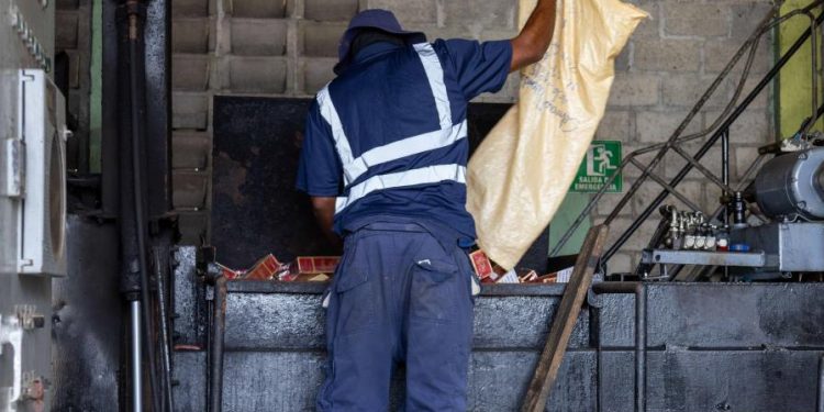 Autoridades dominicanas incineran más de 11 millones de productos ilícitos
