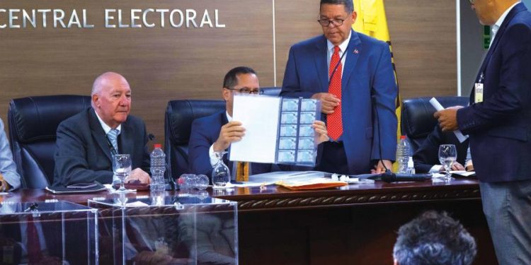 La JCE impulsará renovación masiva de cédulas por RD$6,000 millones; expertos cuestionan facultades