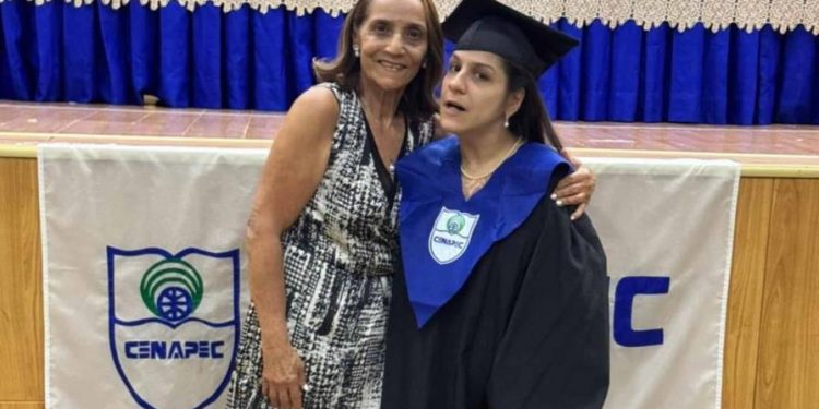 Con parálisis cerebral y a los 39 años, mujer logra graduarse de bachiller con honores en Santiago