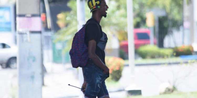 Cámara de Diputados frena propuesta contra limpiavidrios y vendedores callejeros en semáforos