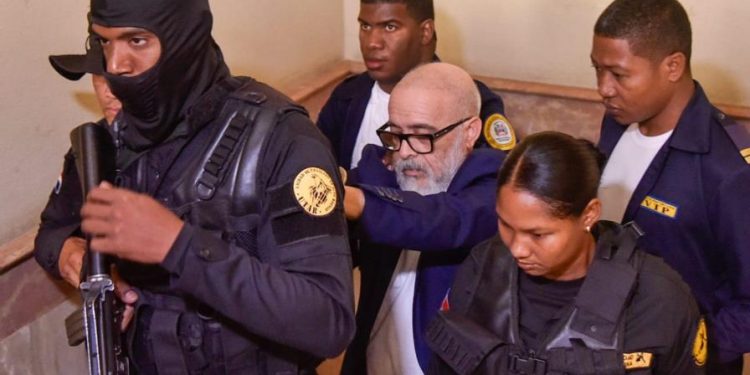 Ángel Martínez no tiene vía libre para salir del país, advierte abogado de la ministra Raful