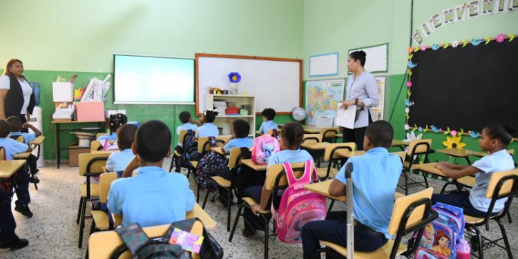 Educación pública de Santiago se apoya en 7 colegios privados por falta de cupos