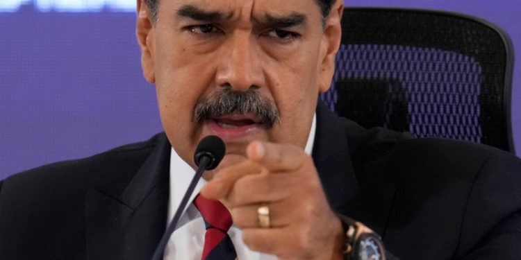 Maduro confía en preparación de campesinos para "tomar las armas" si EEUU ataca Venezuela