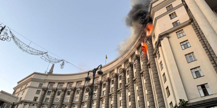 Ofensiva rusa a la sede del gobierno ucraniano con drones y misiles deja al menos cinco muertos