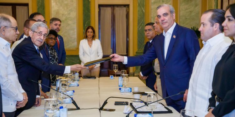 Propuestas de regularización a mano de obra extranjera están en informe final del diálogo sobre crisis haitiana