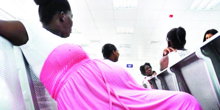 Hospitales ahorran unos RD$4,000 millones por reducción partos haitianas