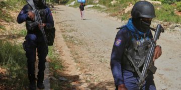 Dos policías heridos tras el ataque de una pandilla