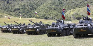 Venezuela inicia ejercicios militares en isla del Caribe en respuesta al despliegue de EEUU