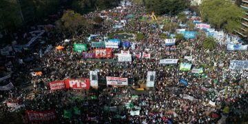 En Argentina marchan contra vetos de Milei a fondos para educación y salud