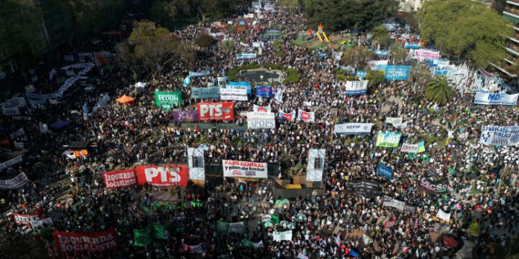 En Argentina marchan contra vetos de Milei a fondos para educación y salud