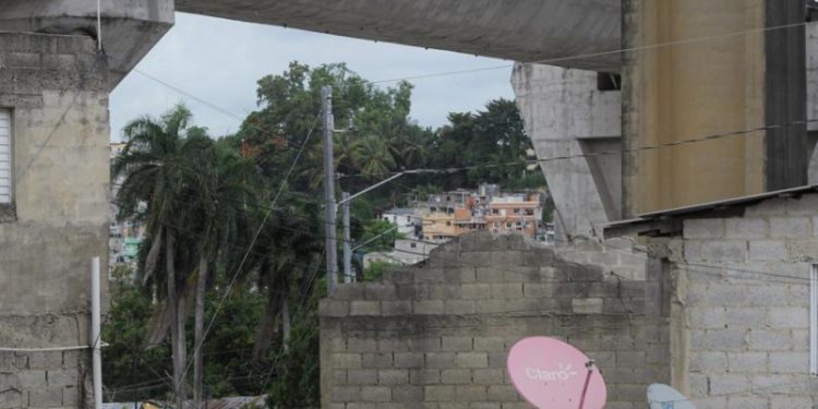 Traslado de familias en el Puente de la 17 se ejecuta entre quejas y acuerdos