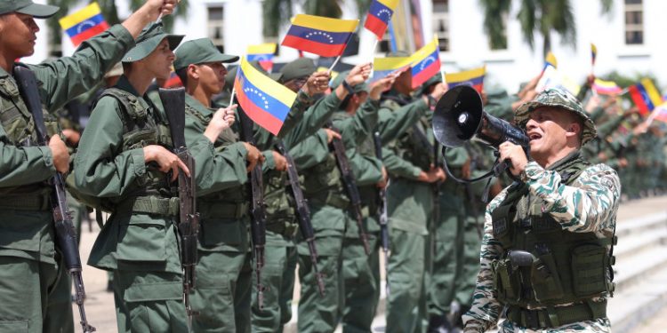 Maduro invita al diálogo a Trump, pese al despliegue de buques estadounidenses