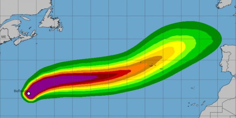 Gabrielle alcanza categoría 4 al sureste de Bermudas y provoca fuertes marejadas en EEUU