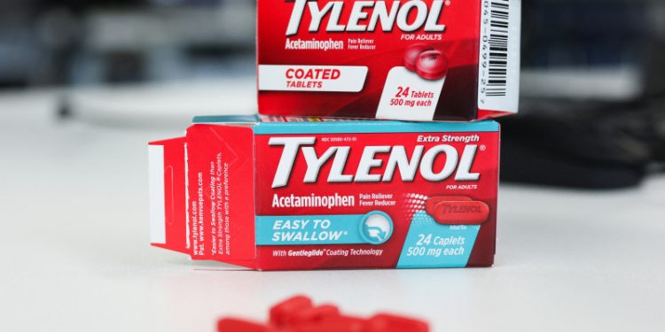Fabricante de Tylenol rechaza afirmaciones de Trump sobre limitar su uso en embarazo