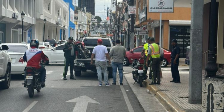 Retiran motocicletas de aceras para garantizar el tránsito peatonal en Santiago