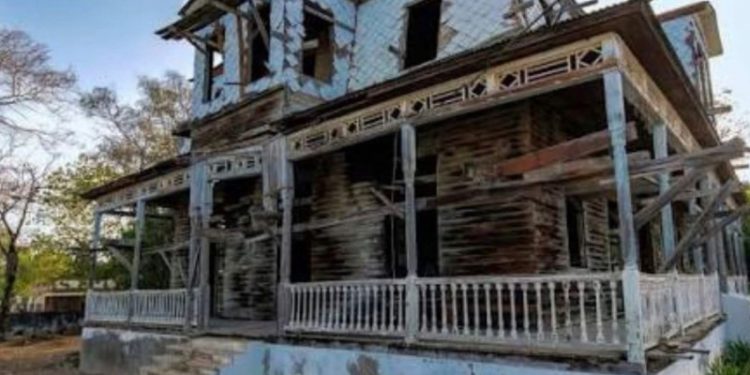 Investigarán si existieron manos criminales en incendio de emblemática villa en Monte Cristi