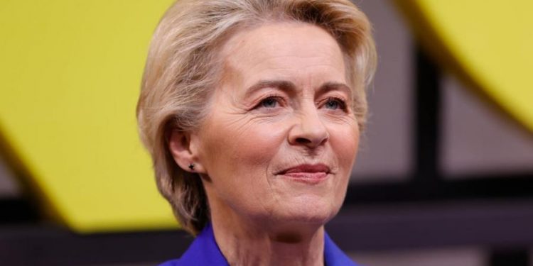 El avión de la presidenta de la comisión europea aterrizó con mapas de papel tras falla del GPS