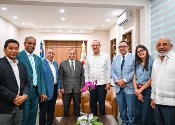 Gobierno fortalece vínculos con periodistas de Santiago en encuentro encabezado por DPP y DIECOM